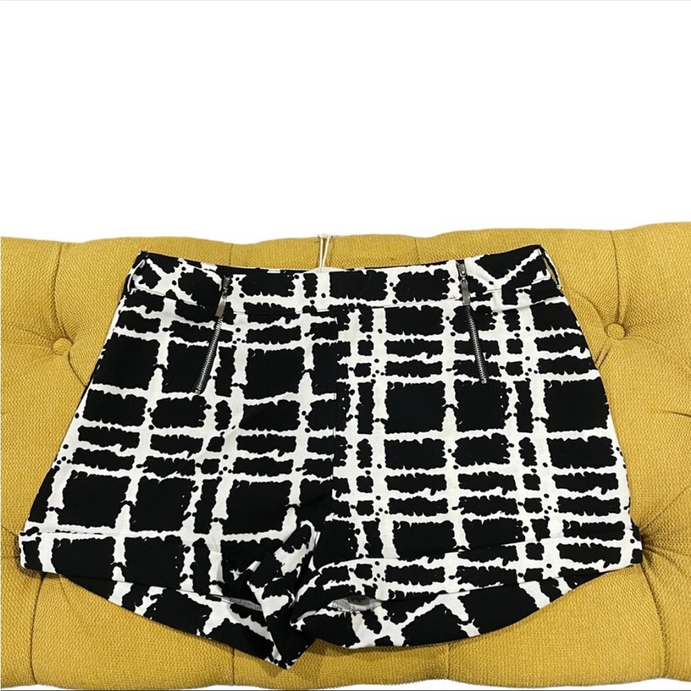 NWT MJ Designer Paris Black and White Check Cuffed Shorts, Size Large